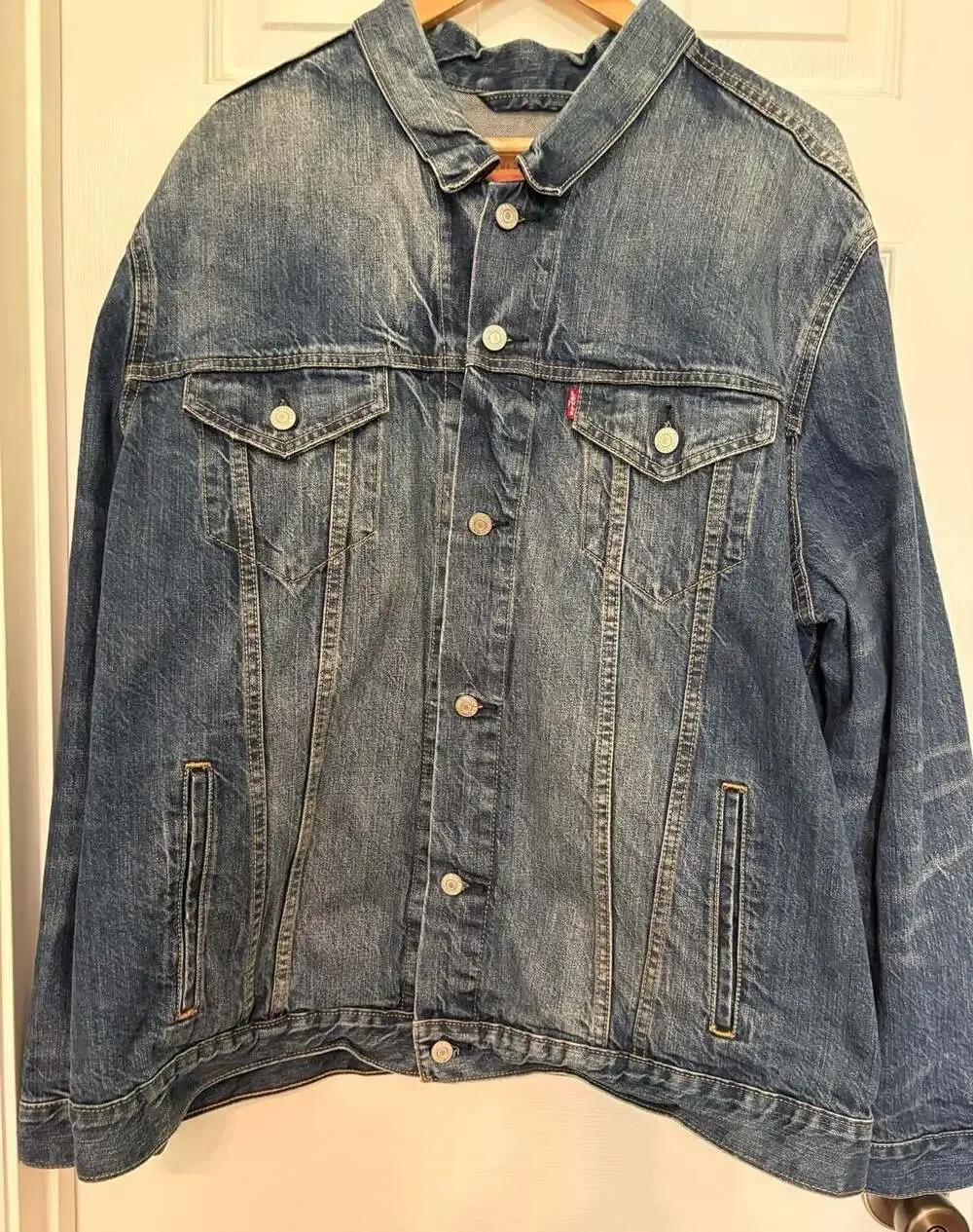 EUC Levi's Medium Wash Denim Trucker Jacket Size XXL